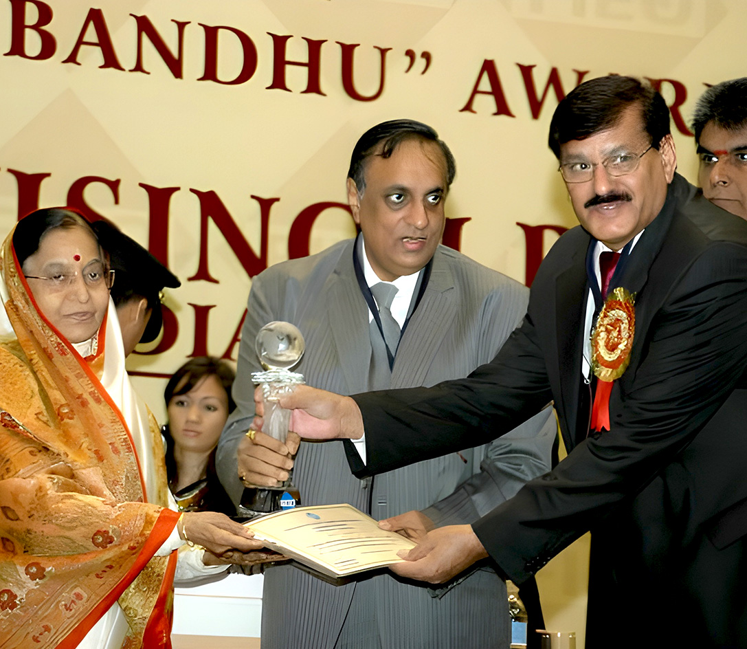 Mr. B. D. Ghavri receiving Gold Trophy from the President of India for excellence in EOT crane manufacturing